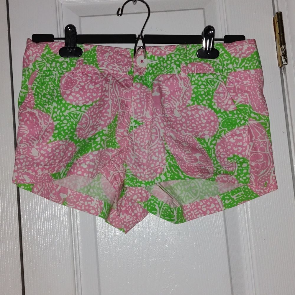Lilly Pulitzer  green pink fruit animal print flat front  The Walsh Short Sz 0